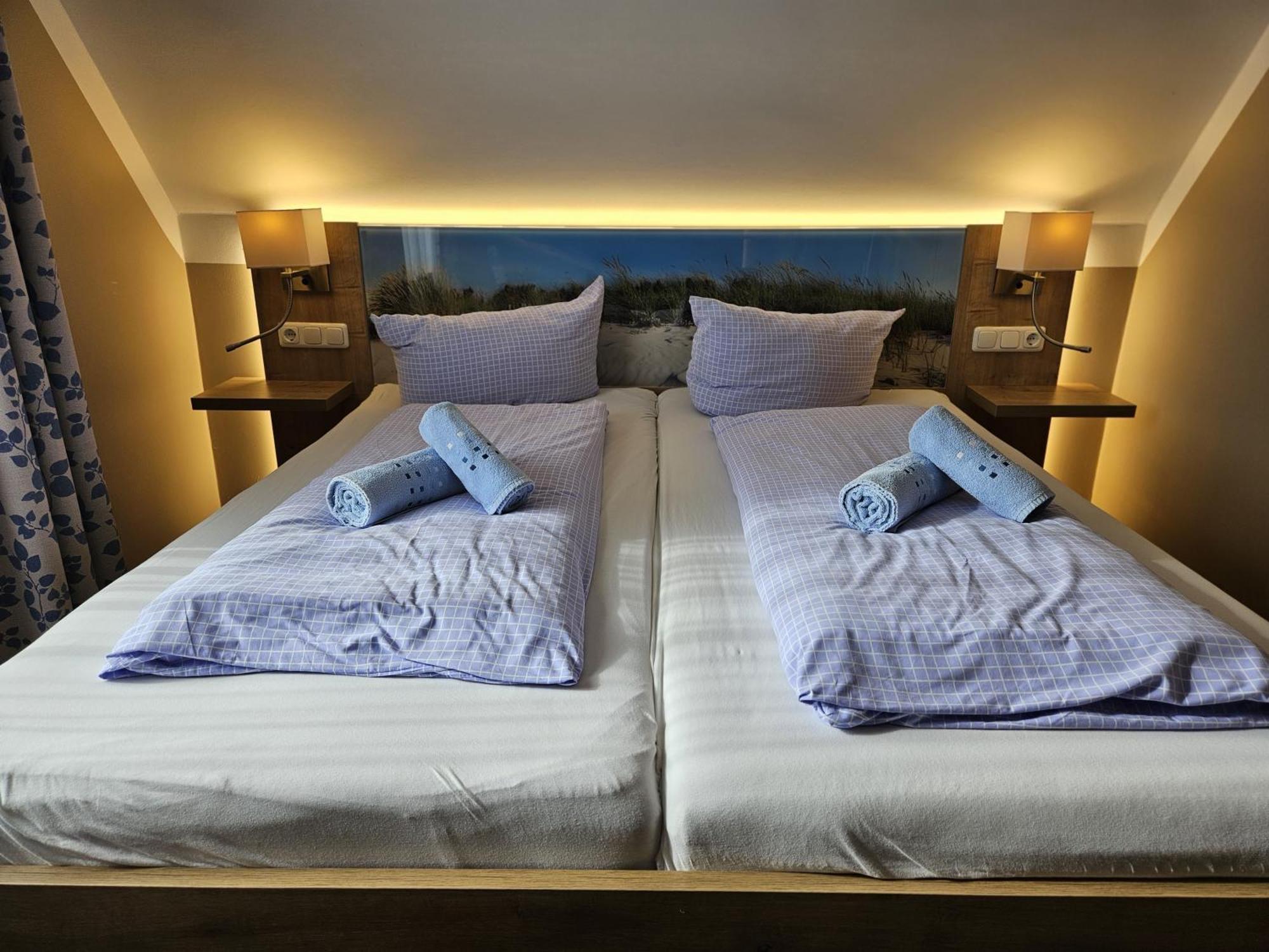 Hotel Pension Am Hafen Norddeich  Bagian luar foto