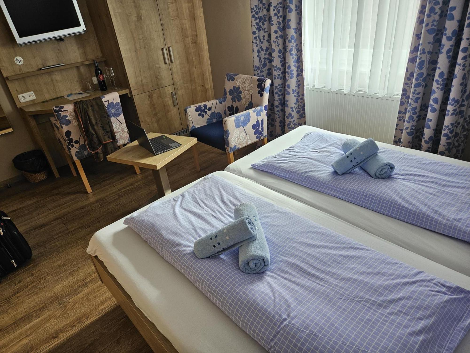 Hotel Pension Am Hafen Norddeich  Bagian luar foto