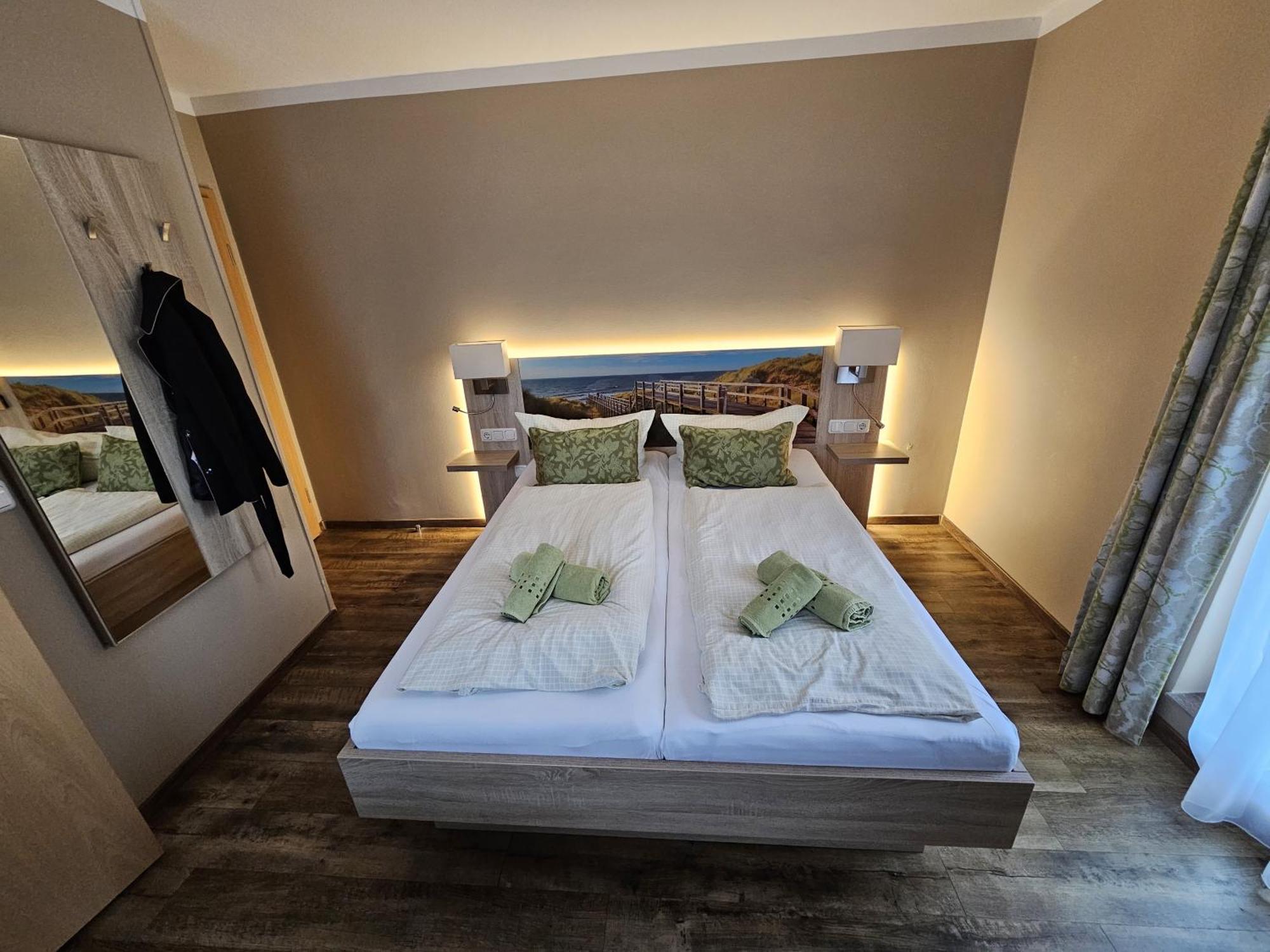 Hotel Pension Am Hafen Norddeich  Bagian luar foto
