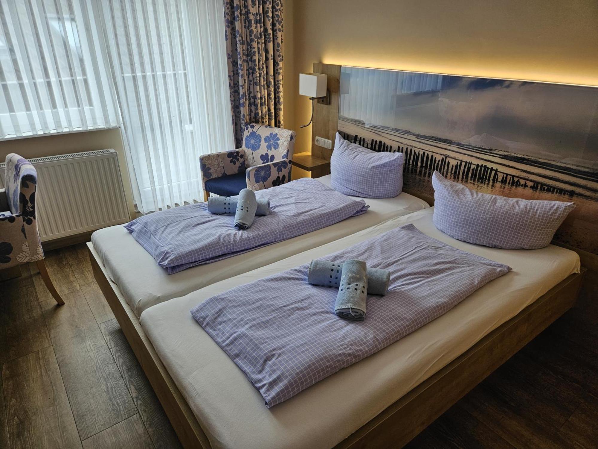 Hotel Pension Am Hafen Norddeich  Bagian luar foto