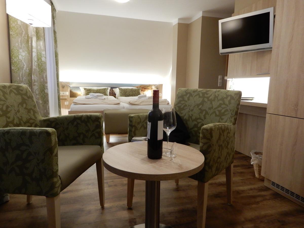 Hotel Pension Am Hafen Norddeich  Bagian luar foto