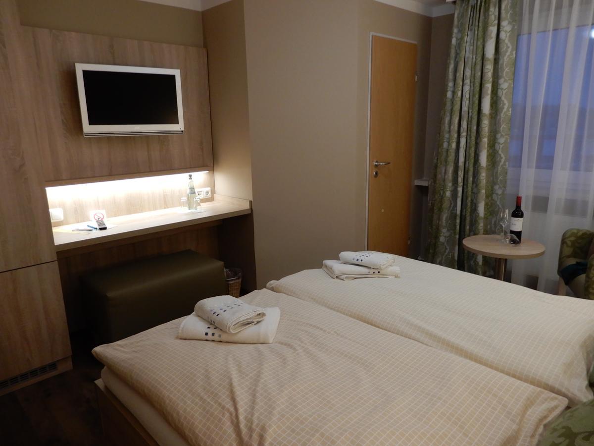 Hotel Pension Am Hafen Norddeich  Bagian luar foto
