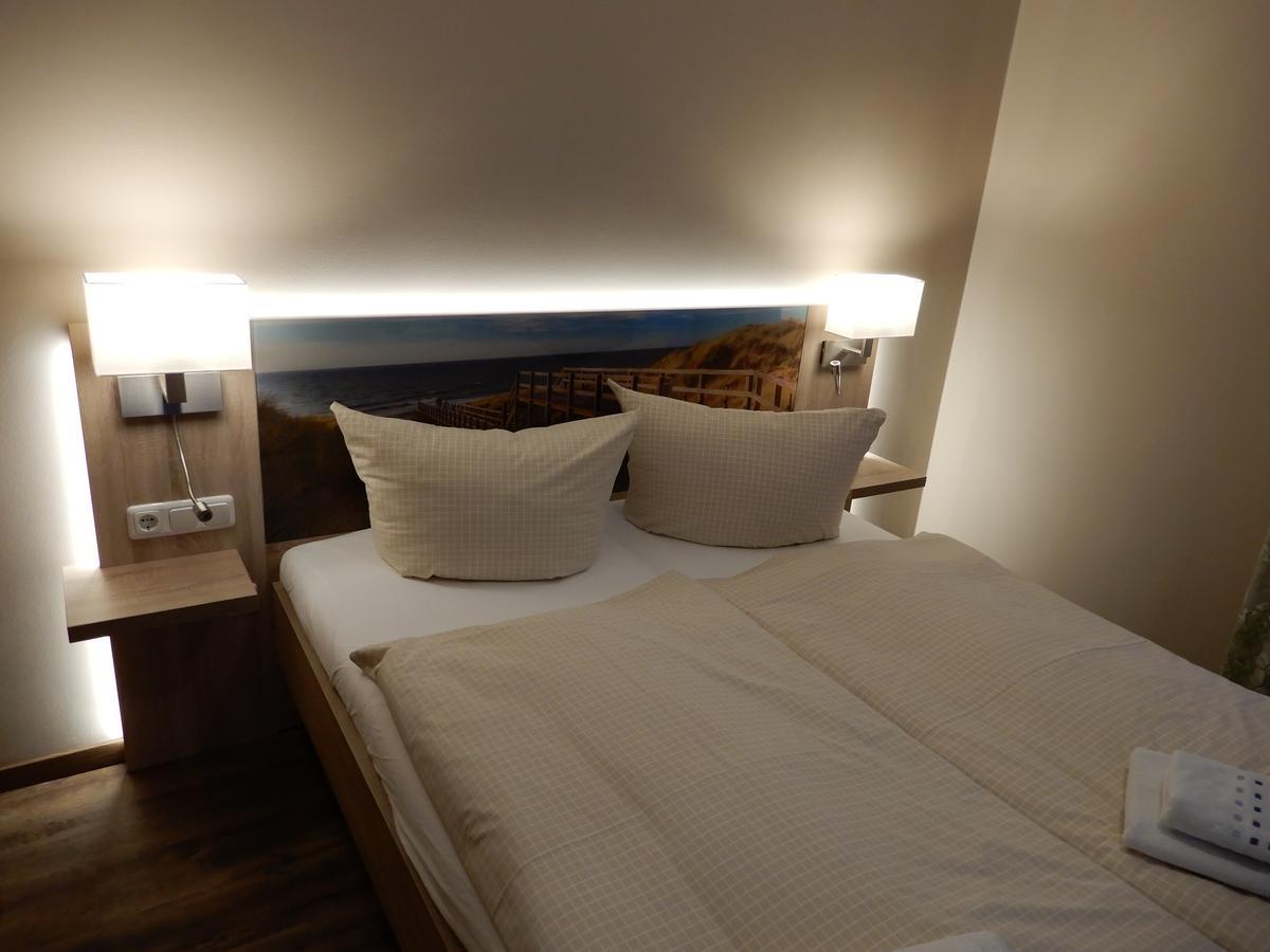 Hotel Pension Am Hafen Norddeich  Bagian luar foto