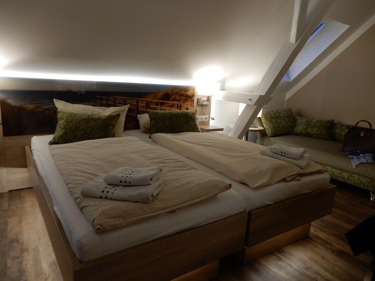 Hotel Pension Am Hafen Norddeich  Bagian luar foto