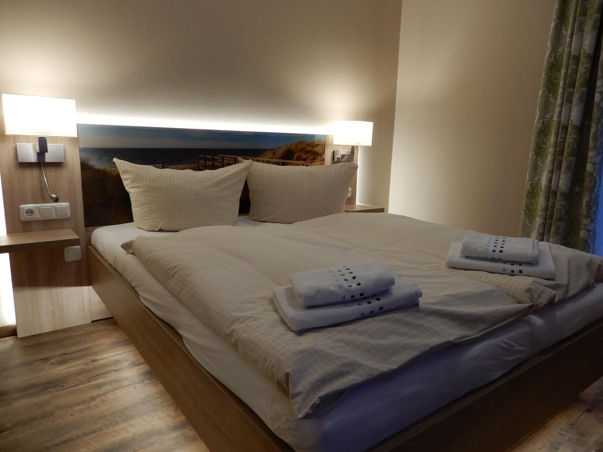 Hotel Pension Am Hafen Norddeich  Bagian luar foto